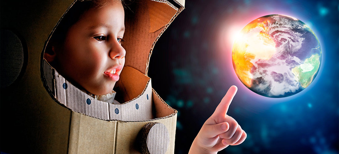 El siglo XXI nos presenta mútiples desafíos. Imagen de niño vestido de astronauta mirando al planeta Tierra desde el espacio.