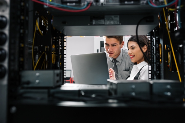 jovenes-practica-tp Imagen que muestra a dos jóvenes (hombre y mujer) en una data center