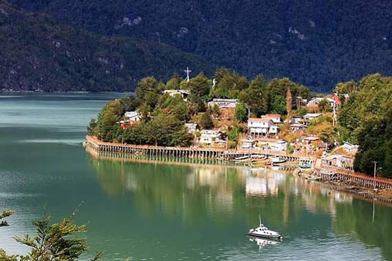 Hermoso aprendizaje desde la Caleta Tortel sendero de palafito, junto a las casas de Caleta Tortel, región de Aysén.
