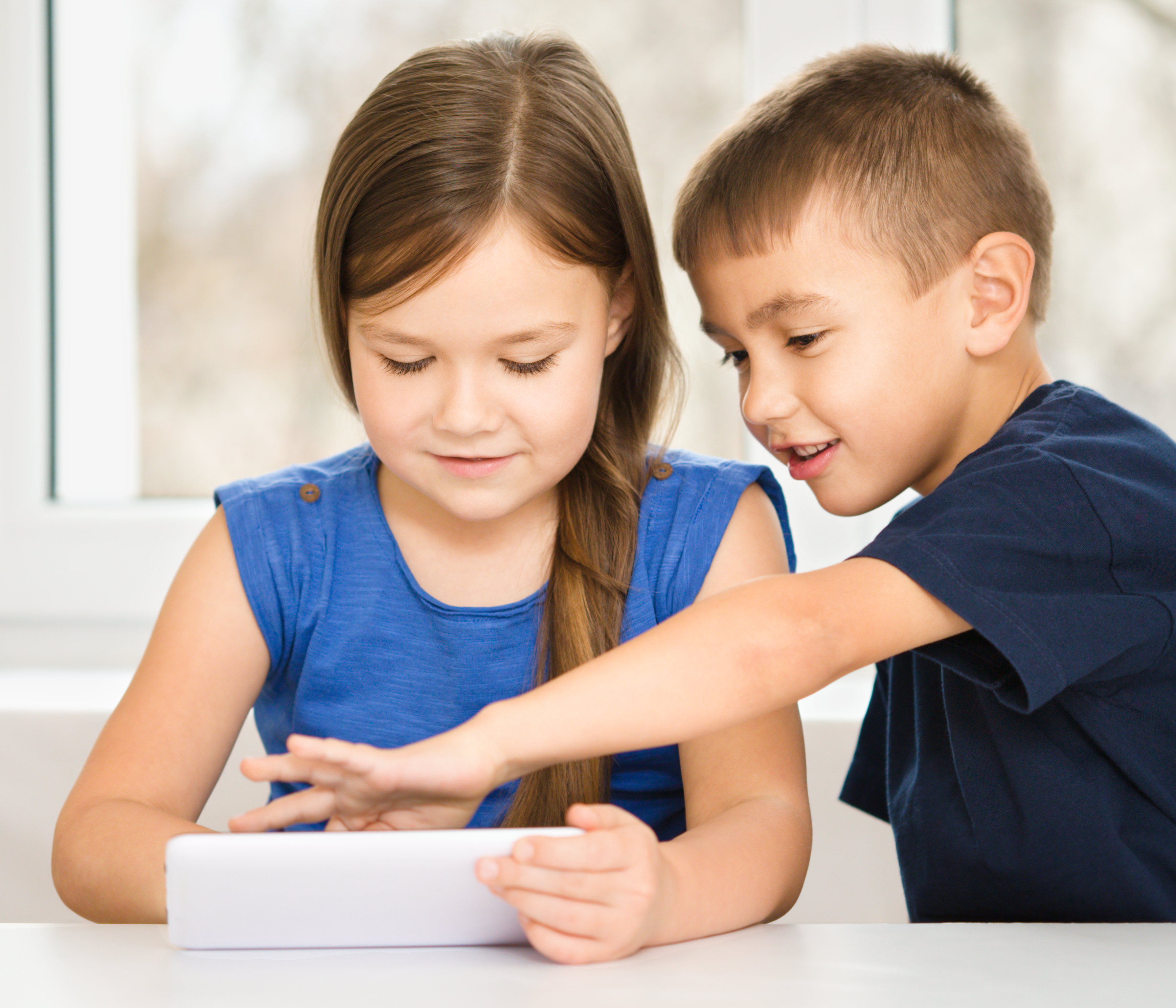 pensamiento temporal La imagen muestra a un niño y una niña observando algo en un dispositivo