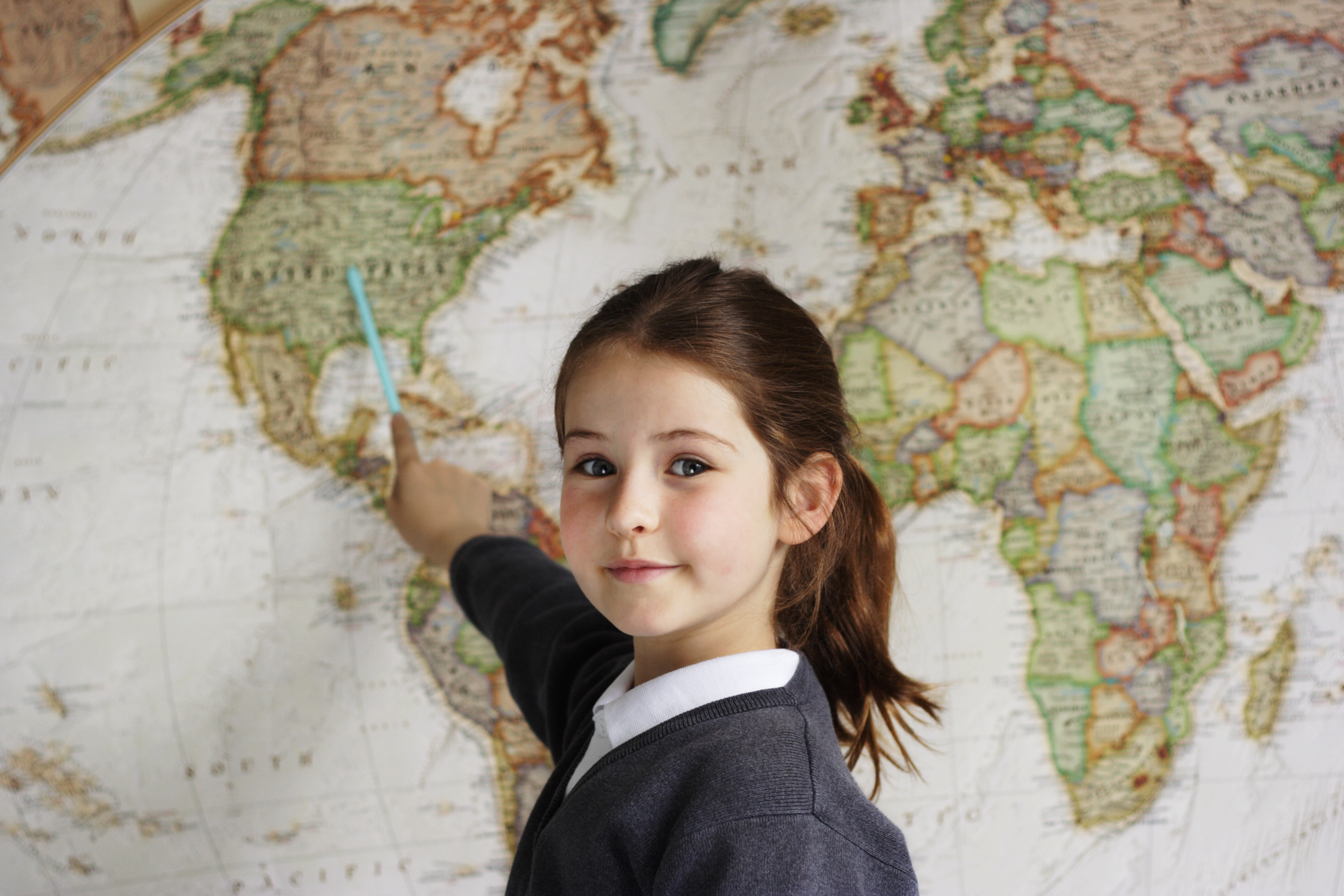 Pensamiento temporal y espacial La imagen muestra a una niña apuntando un mapa