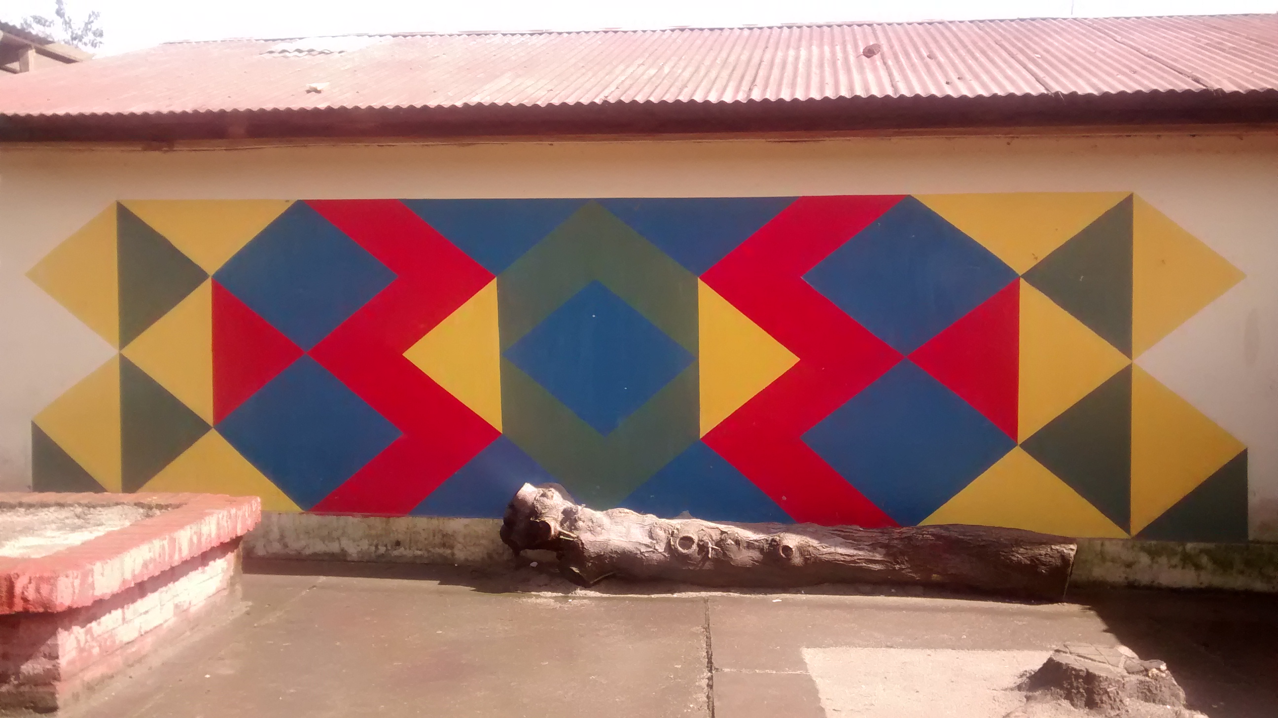 Artes y Matemáticas Mural diseñado por distintos estudiantes, de distintos cursos, junto a una artista visual que amablemente quiso integrarse a este proyecto.