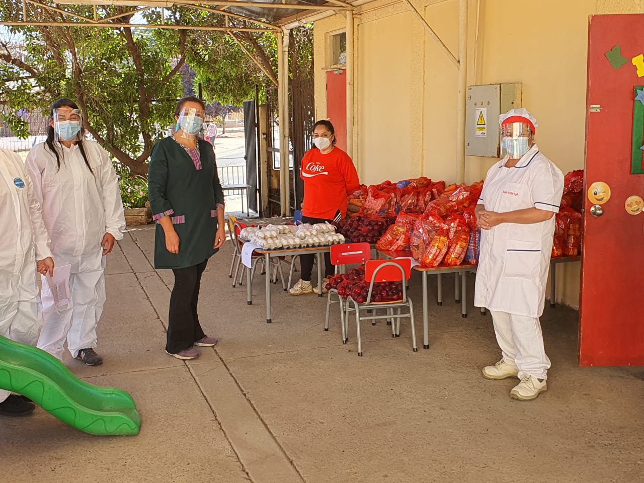 Solidaridad y trabajo en equipo Equipo preparado para comenzar la entrega