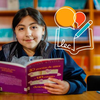 niña sonriendo al leer libro