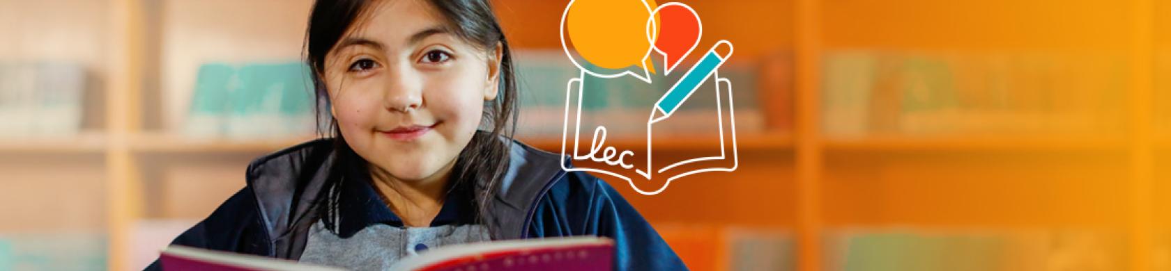 niña aprendiendo a leer y feliz