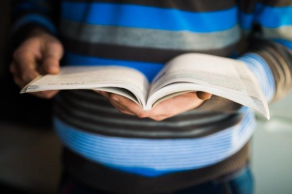 Niño con un libro abierto en sus manos.