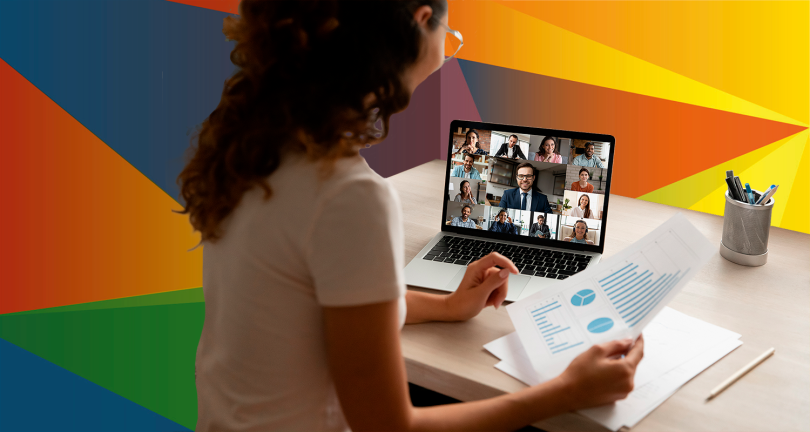 Docente frente a un notebook participando en un webinar