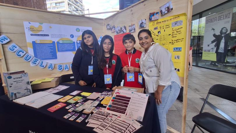 Araxa, Maite y Víctor, junto a su profesora Natalia Cortés