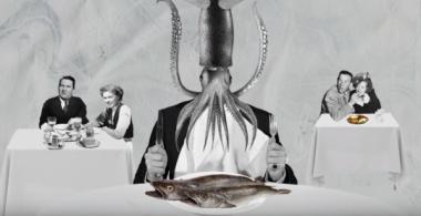 imagen de ficción de un ser humano con cabeza de jibia comiendo un pescado