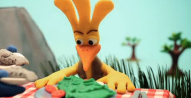 en la animación el Pollo está frente a un plato de comida 