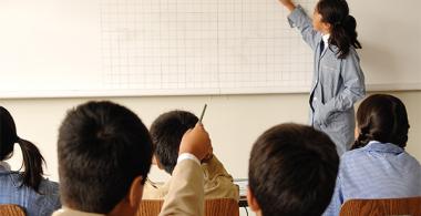 Fotografía de estudiante realizando una operación matemática en el pizarrón.