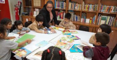Profesora trabajando taller con estudiantes