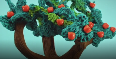 árbol de plasticina con manzanas