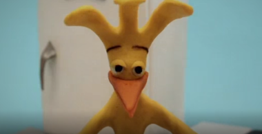 Imagen del personaje del Pollo en primer plano y un refrigerador en el fondo
