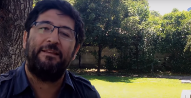 Primer plano de Diego Uribe en un espacio al aire libre
