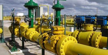 grandes cañerías amarillas y verdes que transportan gas