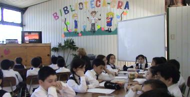 Estudiantes y profesora en sala de clases