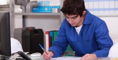 Joven estudiando