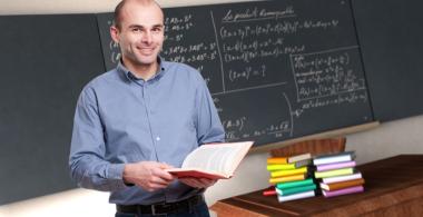 Profesor con libro en la mano