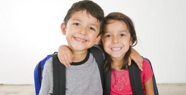 La imagen muestra a dos niños pequeños abrazados 