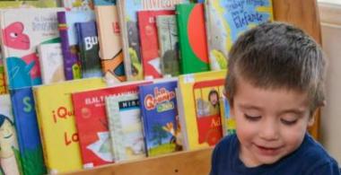 La imagen muestra a un niño pequeño mirando de forma interesada