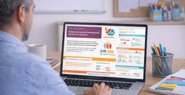 Docente observando una infografía de Educarchile en su computador